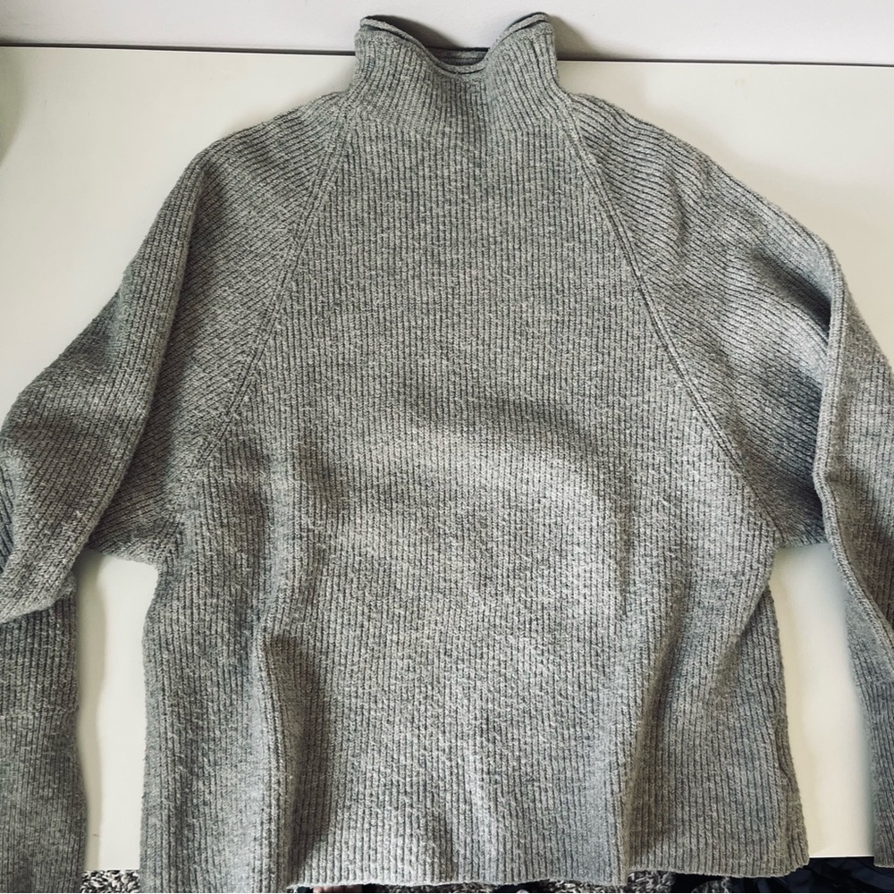 Women’s Express Oatmeal/Gray Ribbed Turtleneck Sweater size XS